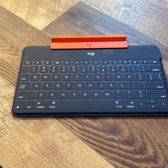 Used IPad 9 Generation with Logi Bluetooth Keyboard - Picture 2 of 6